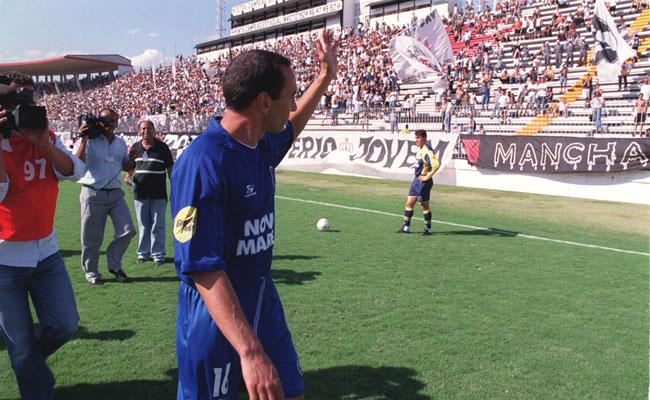 Edmundo は、S の Vasco ファンに歓迎されました。