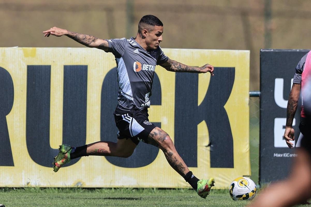 Nesta quinta-feira (28), o Atltico realizou o terceiro treino na Cidade do Galo aps o retorno de Cuca. Durante a atividade, o treinador conversou com o presidente do clube, Srgio Coelho.