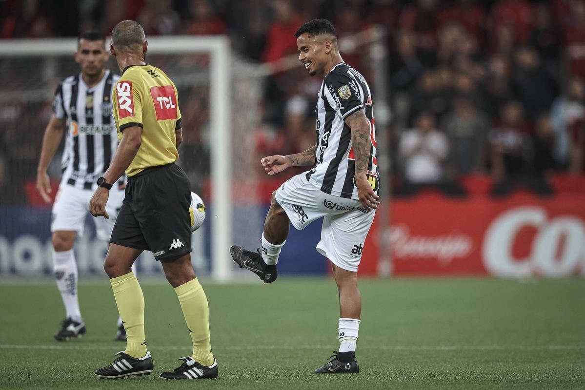 Neste domingo (17), o Atlético enfrentou, em Curitiba, o Athletico-PR pela 2ª rodada da Série A do Campeonato Brasileiro. A partida foi realizada na Arena da Baixada.