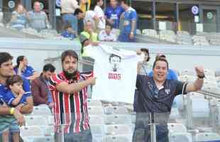 Imagens das torcidas de Cruzeiro e So Paulo no Mineiro