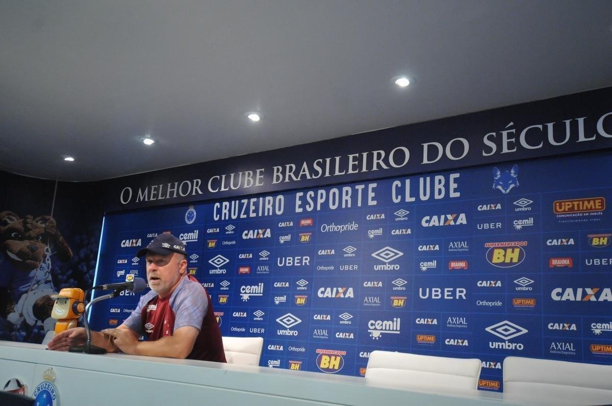 Jogadores do Cruzeiro durante treino desta sexta-feira na Toca da Raposa II