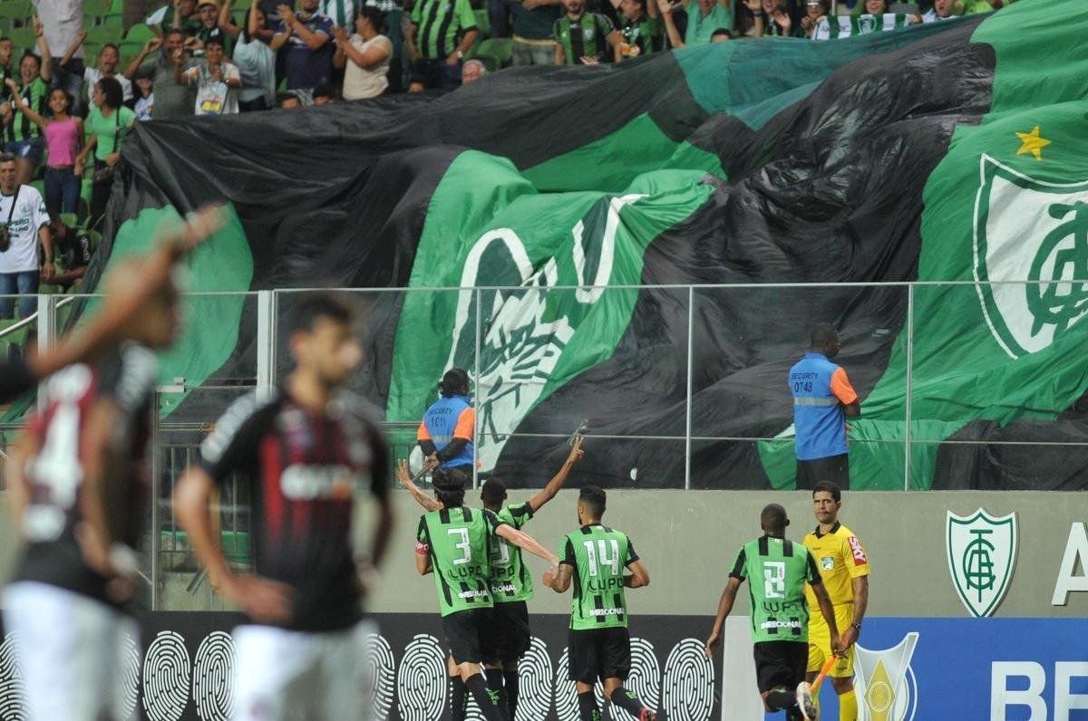 Serginho marcou duas vezes na vitria de virada do Amrica sobre Atltico-PR, no Horto 