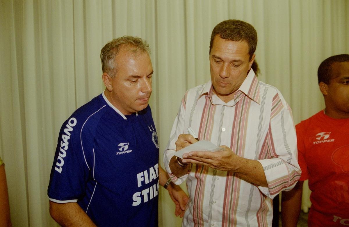 Aps a grande festa no Mineiro com a vitria sobre o Paysandu por 2 a 1, e tambm nas ruas de Belo Horizonte, em desfile carro aberto, jogadores, integrantes da comisso tcnica e dirigentes do Cruzeiro comemoraram o ttulo brasileiro e a indita Trplice Coroa de 2003 em evento fechado no hotel Ouro Minas, em Belo Horizonte. Familiares dos campees estiveram presentes. Imagens do arquivo do Estado de Minas mostraram a euforia dos jogadores, do tcnico Vanderlei Luxemburgo, do presidente Alvimar de Oliveira Costa e do vice, Zez Perrella, naquele 30 de novembro.