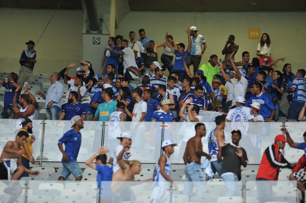 Depois de derrota do Cruzeiro para o Palmeiras e da confirmao do rebaixamento, Mineiro virou praa de guerra, com ira da torcida, depredaes e bombas
