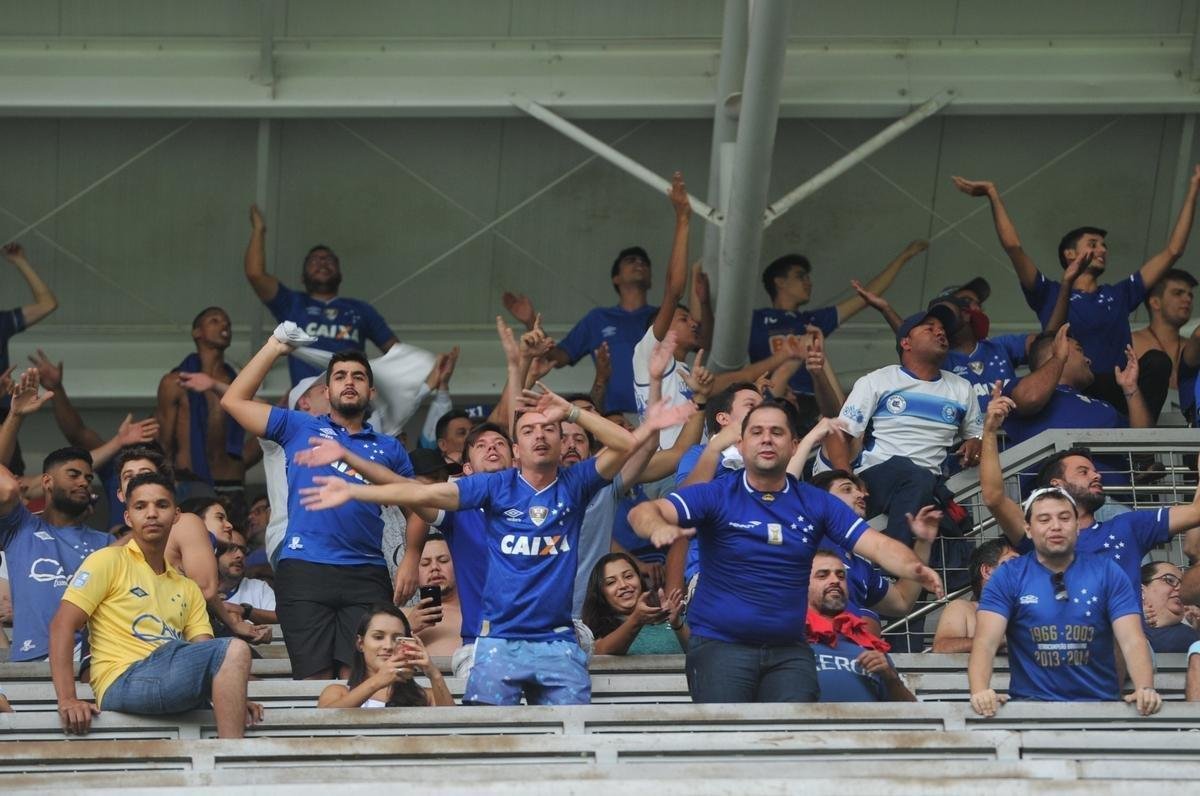 Imagens da torcida do Cruzeiro no clssico contra o Atltico, no Independncia