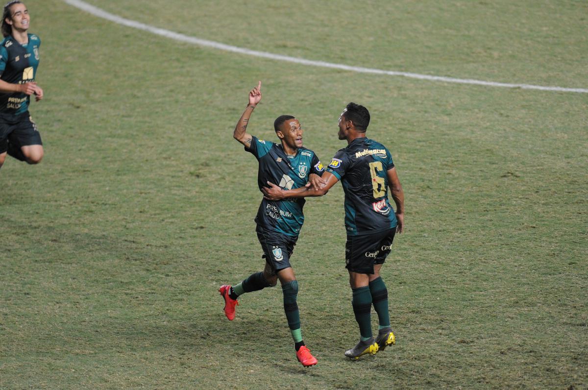 Ademir arriscou chute de fora da rea, de perna esquerda, e ampliou para o Amrica diante do Ava: 2 a 0