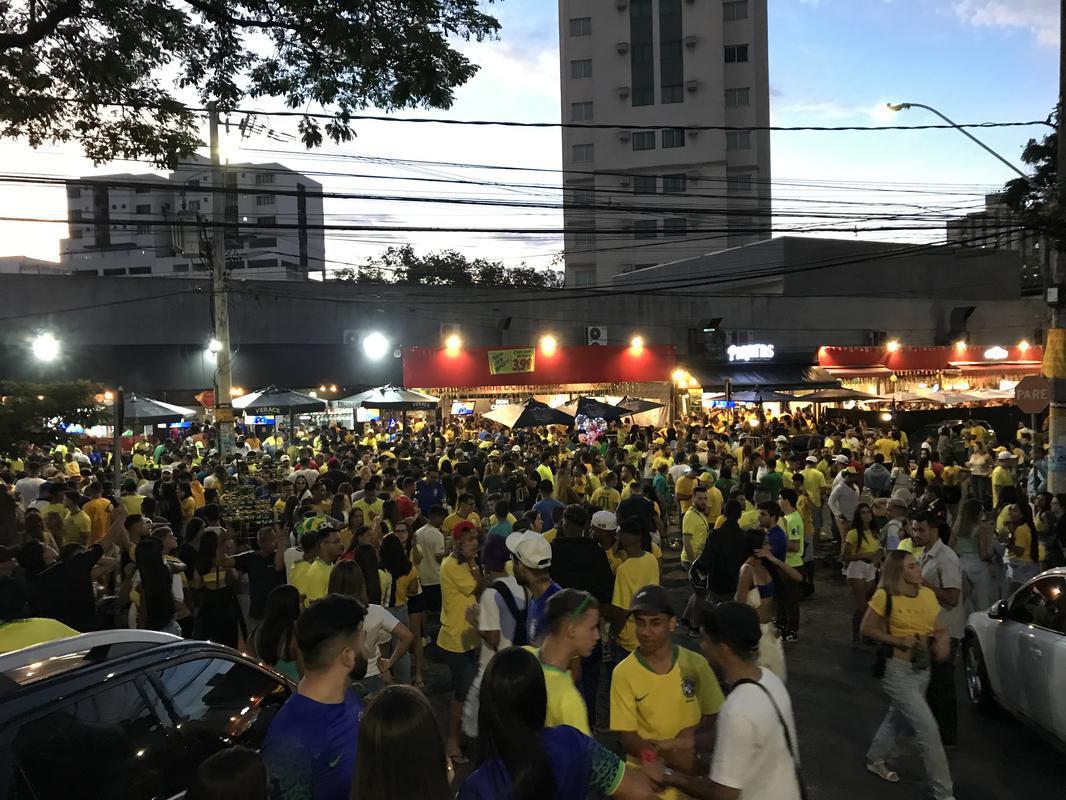 Movimento na Rua Alberto Cintra, em BH, durante jogo do Brasil contra a Srvia, pela abertura da Copa do Mundo do Catar