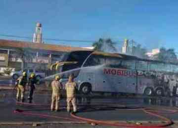 Segundo os bombeiros, 60% do ônibus ficou queimado. O combate das chamas foi encerrado por volta das 8h e o trânsito liberado