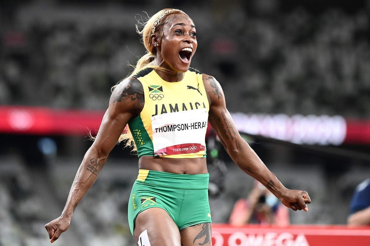 Fotos espetaculares da vitria da jamaicana Elaine Thompson-Herah nos 100m rasos dos Jogos Olmpicos de Tquio com o tempo de 10s61. A velocista quebrou o recorde olmpico e comandou o pdio jamaicano ao lado de Ann Fraser-Pryce, prata, e Shericka Jackson, bronze.