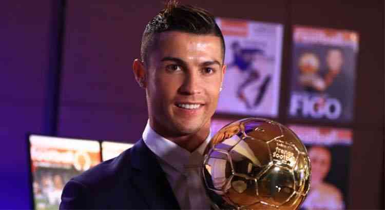Cristiano Ronaldo confirma favoritismo e leva 4ª Bola de Ouro da carreira -  Superesportes