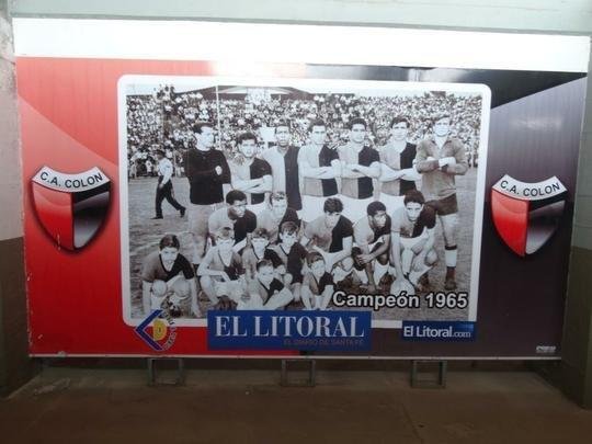 Construído em 1946, o Cemitério de Elefantes foi onde o Colón venceu o Santos de Pelé, a Seleção Argentina, o Peñarol, então campeão mundial, e os poderosos River Plate e Boca Juniors