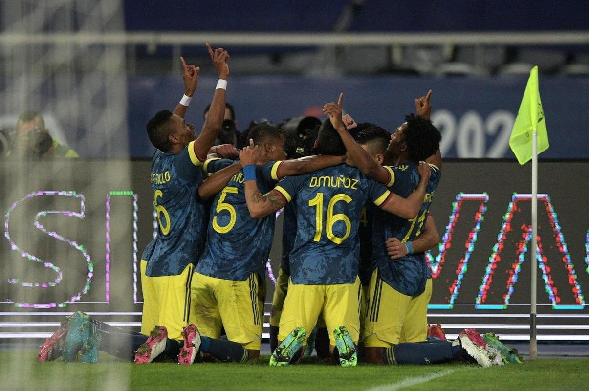 Brasil e Colmbia se enfrentaram no Estdio Nilton Santos, pelo Grupo B da Copa Amrica 