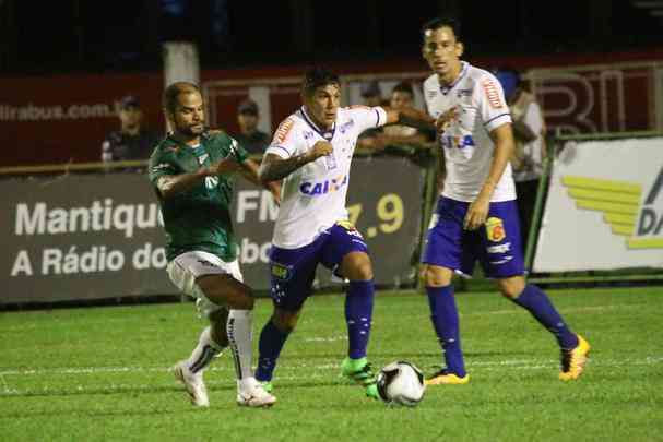 Lance da partida entre Caldense e Cruzeiro, em Poos de Caldas, pelo Campeonato Mineiro