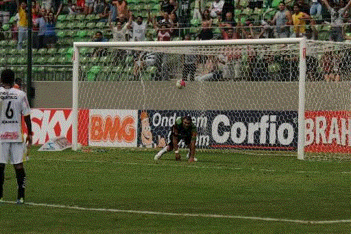 Na sua primeira partida com a camisa do Amrica, Agenor balanou as redes; o Coelho bateu o Cricima por 3 a 0, no Independncia