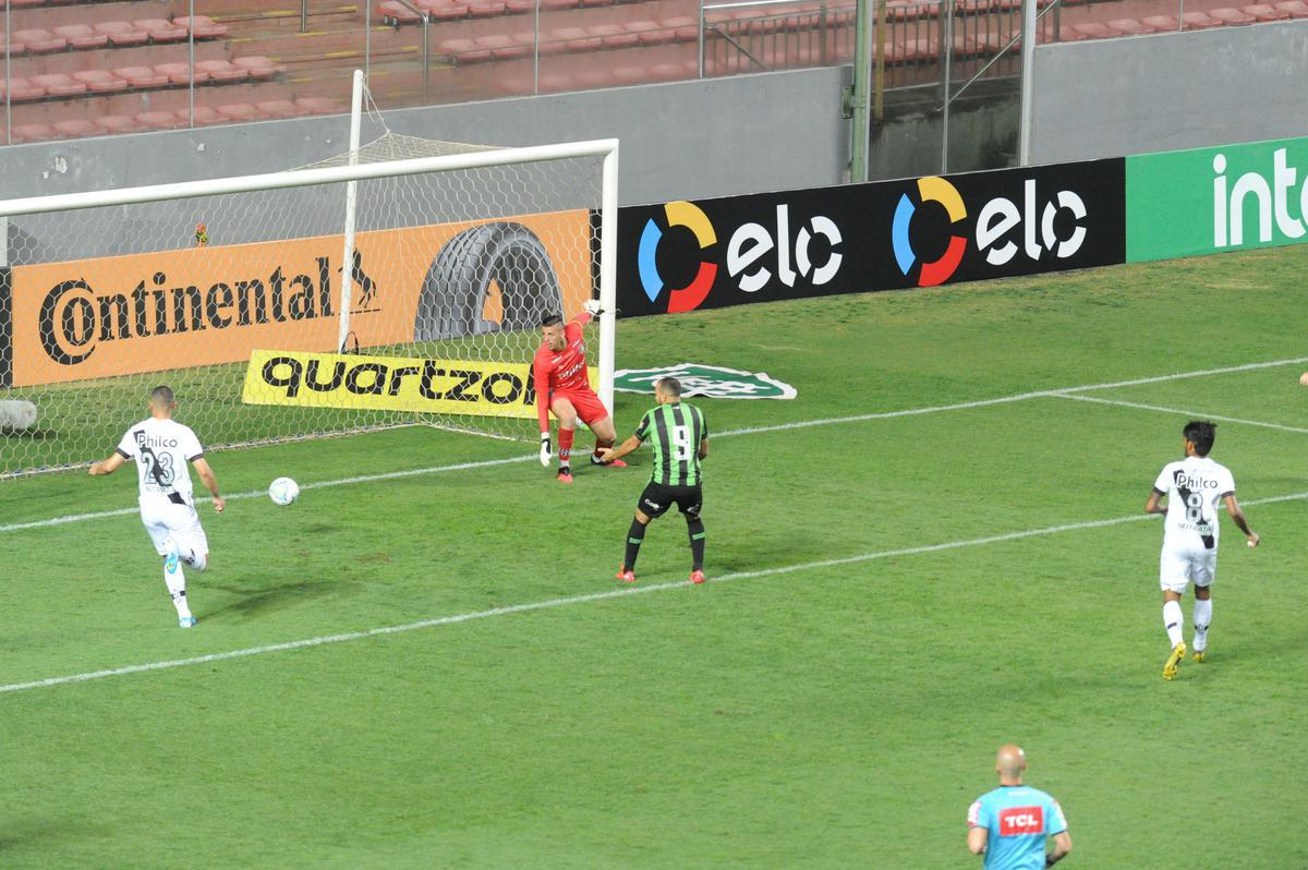 Fotos do duelo entre Amrica e Ponte Preta, no Independncia, em Belo Horizonte, em jogo de volta da quarta fase da Copa do Brasil