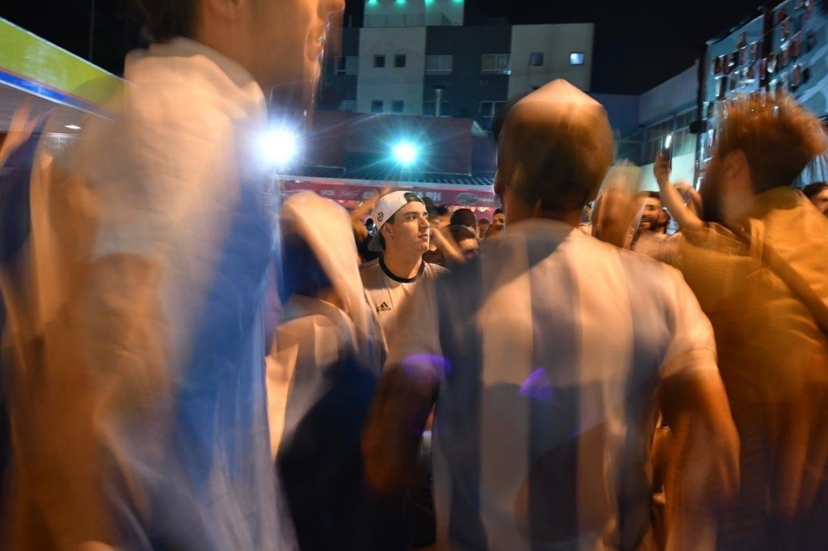 Torcedores de Argentina e Paraguai na chegada ao Minero para duelo pela Copa Amrica