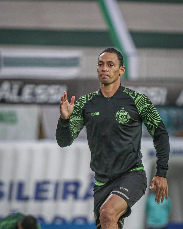 Ricardo Oliveira - Mais um jogador afastado por Jorge Sampaoli no Atlético. O jogador seguiu treinando separadamente até acionar o clube na Justiça e conseguir a rescisão. Livre, assinou com o Coritiba. São cinco jogos, mas ele ainda não balançou as redes.