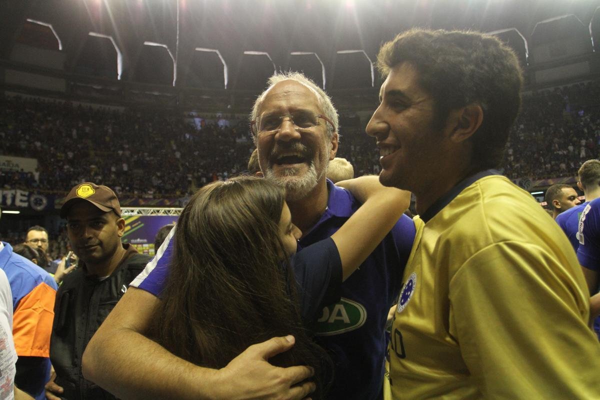 Depois da vitria sobre o Sesi, jogadores do Cruzeiro fizeram grande festa no Mineirinho, em BH