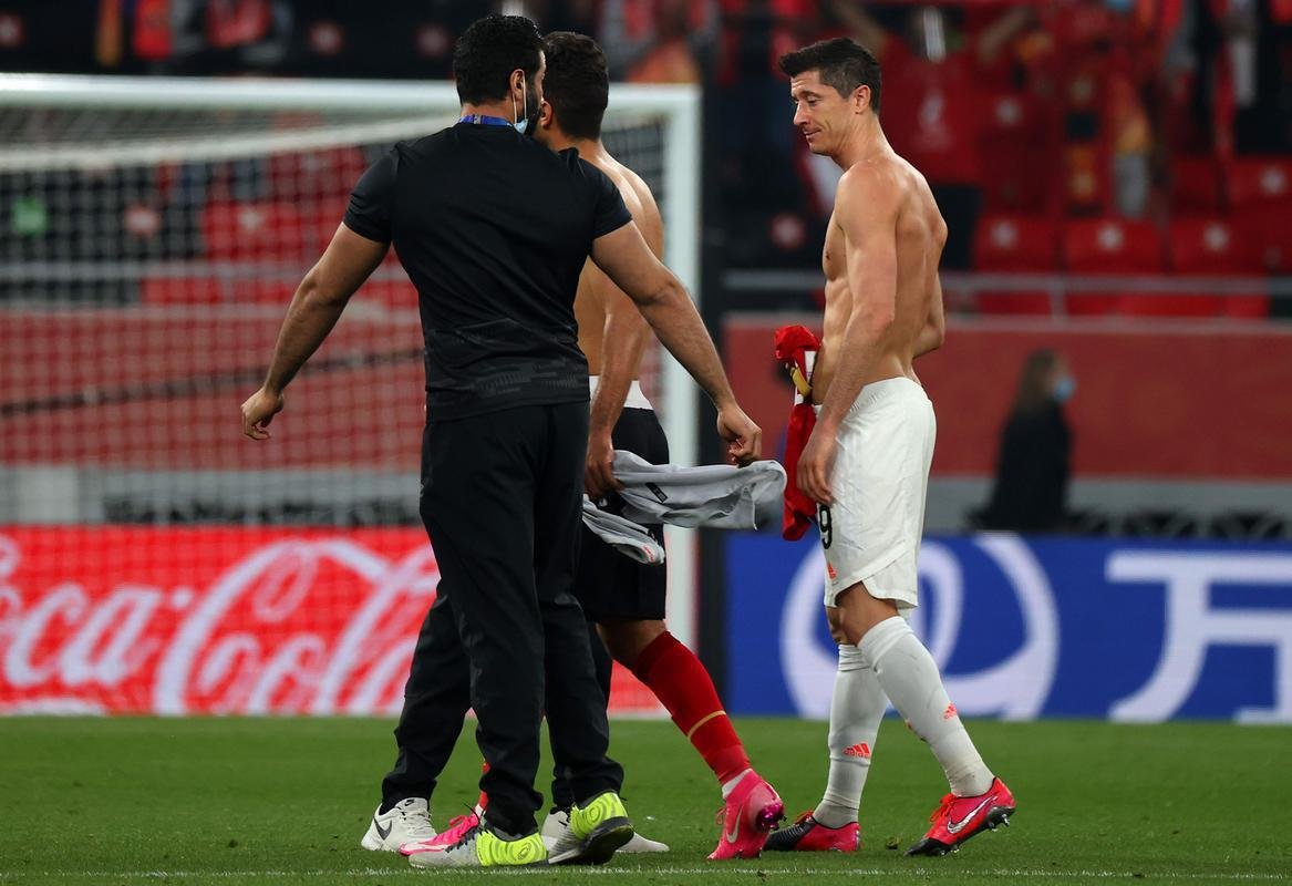 Bayern de Munique derrotou egpcios do Al Ahly por 2 a 0, com dois gols do polons Robert Lewandowski, e se garantiu na deciso do Mundial de Clubes contra o Tigres, do Mxico