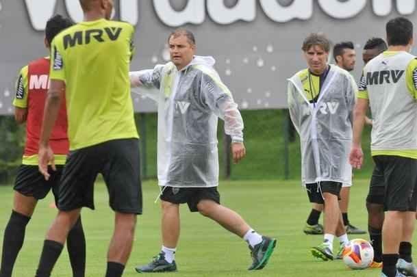 Na Cidade do Galo, atletas foram comandados por Diego Aguirre em primeiro treino do ano