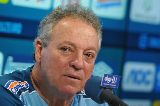 Em sua apresenta��o, Abel Braga diz que quebrou regra particular para ajudar Cruzeiro a escapar do rebaixamento e prometeu time ofensivo para recuperar respeito ao clube.