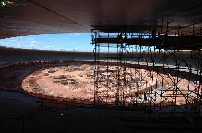 10/10/2011 - Estdio  um verdadeiro canteiro de obras. Na parte superior, comea preparao para ampliao da cobertura de 29m para 55m
