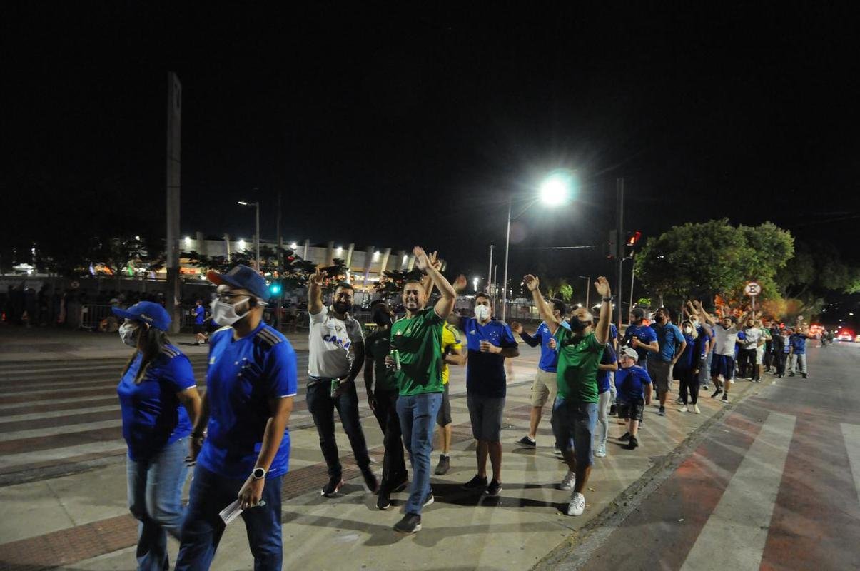 Torcida do Cruzeiro voltou ao Mineiro aps meses de ausncia devido  pandemia. Houve grandes filas devido  desorganizao do clube, que demorou a enviar funcionrios aos portes para fazer a conferncia dos exames de COVID-19. Na Alameda das Palmeiras, muitos cruzeirenses se aglomeraram e no usaram mscara prximo ao Bar do Peixe.