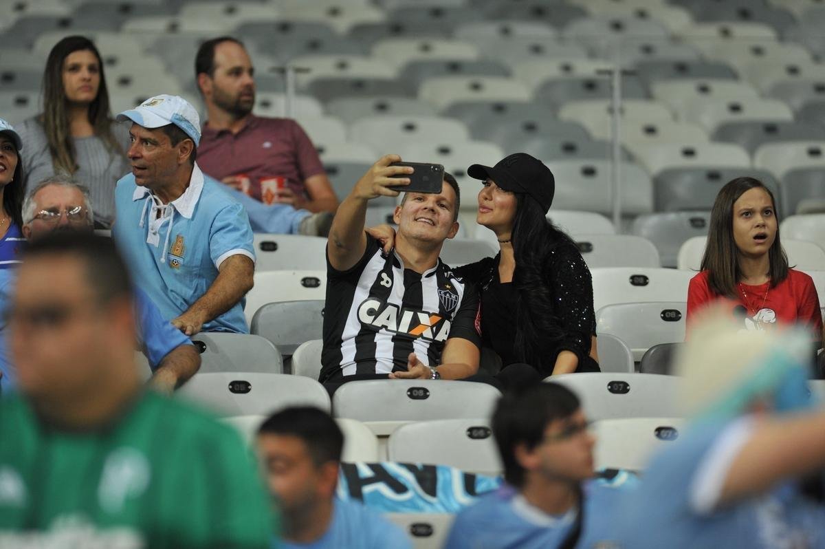 Fotos das torcidas de Uruguai e Equador no Mineiro