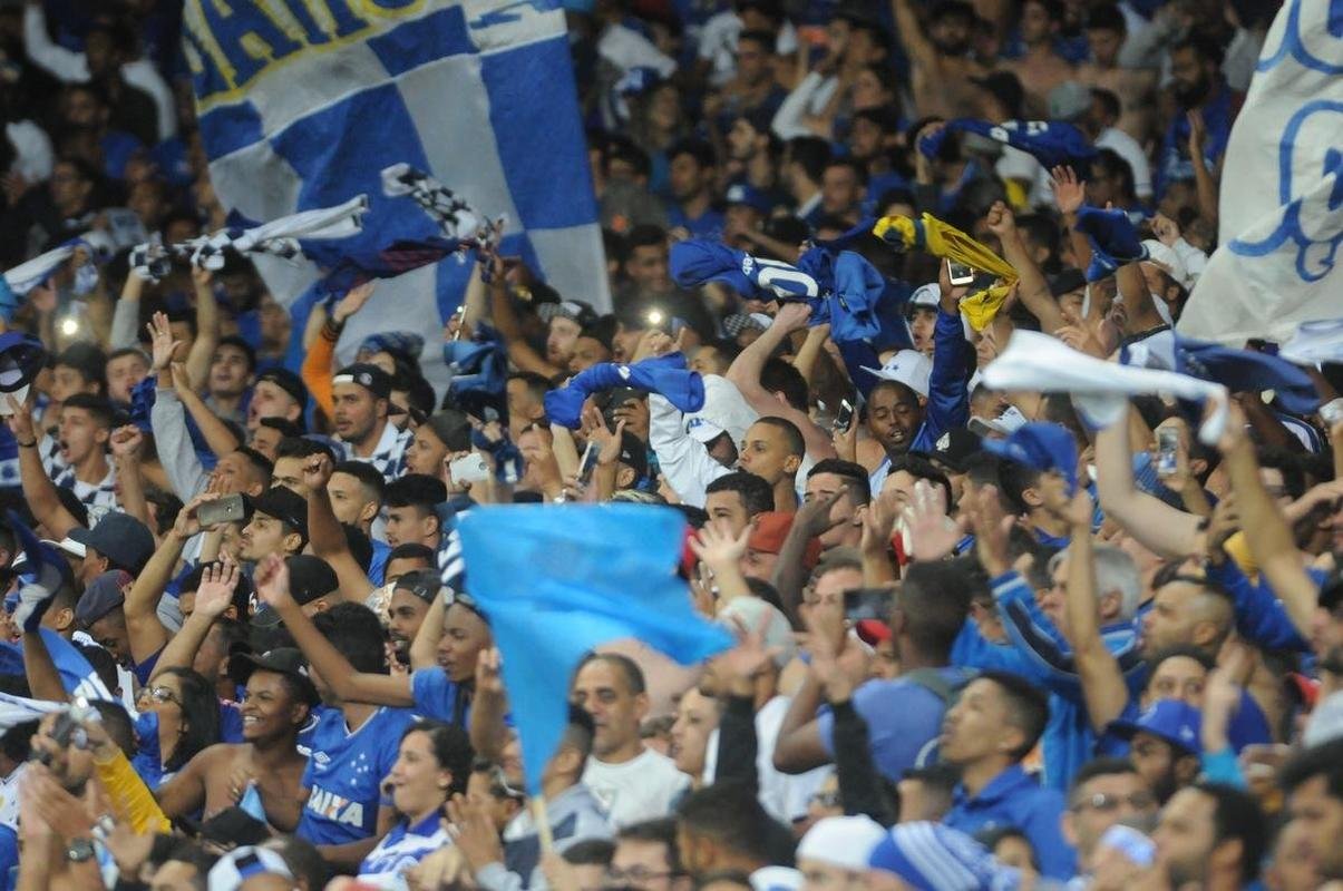 No segundo tempo, Cruzeiro perdeu pnalti com Sass, mas chegou  virada em nova cobrana, dessa vez bem executada por Thiago Neves: 2 a 1