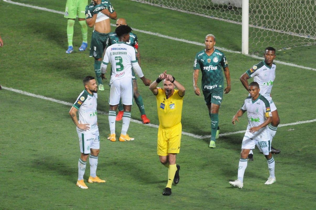 Ademir, de pnalti, sacramentou a virada do Amrica sobre o Palmeiras no Independncia