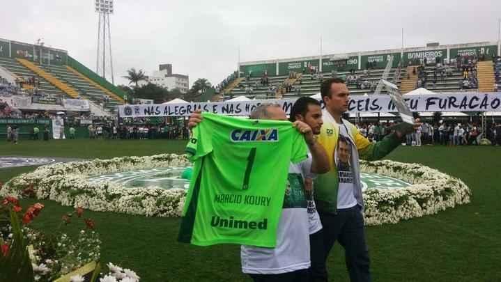 Familiares deram volta olímpica na Arena Condá com objetos e camisas das vítimas da Chapecoense. Emocionado, público cantou músicas do clube em homenagem aos mortos no acidente aéreo na Colômbia