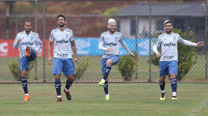 Lateral-direito Mayke (e) est emprestado pelo Cruzeiro ao Palmeiras at dezembro.
