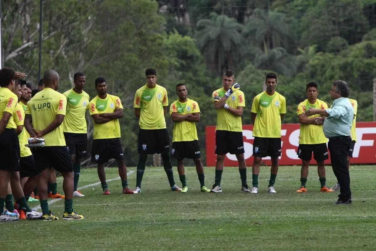 O elenco do Amrica se reapresentou para a temporada 2015 na tarde desta segunda-feira, no CT Lanna Drumond. Depois de reunio com integrantes do conselho de administrao, os jogadores foram para um campo secundrio, onde realizaram o primeiro trabalho com bola. O gramado principal passa por reformas.