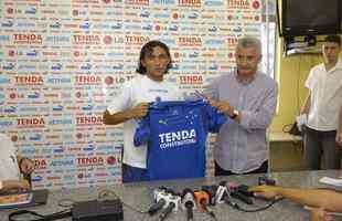 03/01/2008 - O novo jogador de futebol do Cruzeiro, Apodi, e apresentado pelo diretor Eduardo Maluf, na Toca da Raposa II, em Belo Horizonte 
