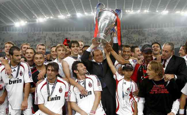 Berlusconi comemora uma das cinco Liga dos Campeões que conquistou com o Milan