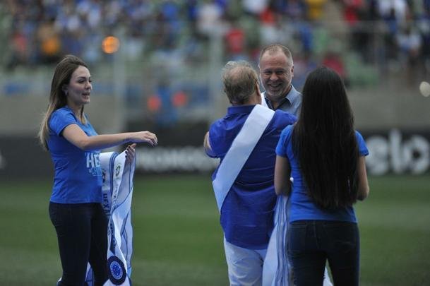 Jogadores, integrantes da comisso tcnica e dirigentes do Cruzeiro recebem faixas alusivas ao ttulo da Copa do Brasil