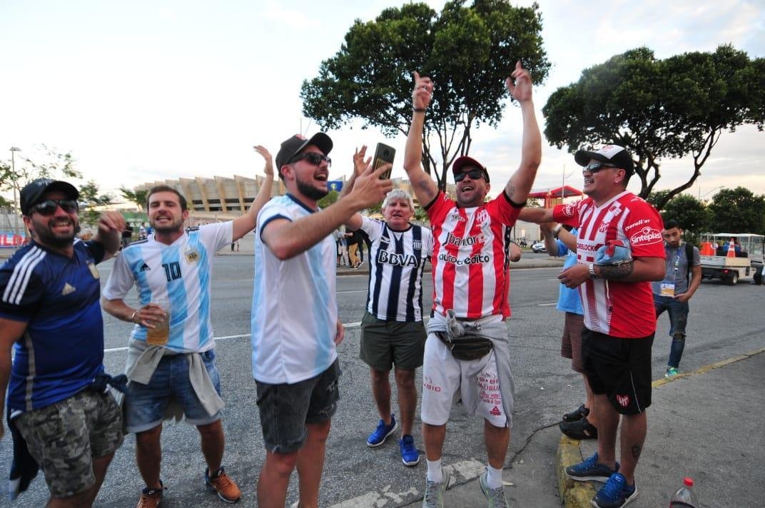 Torcedores de Argentina e Paraguai na chegada ao Minero para duelo pela Copa Amrica