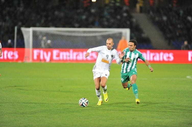 15 - Decepo no Mundial: Tardelli tambm esteve na decepcionante campanha no Mundial de Clubes de 2013. Na foto, o atacante aparece carregando a bola na derrota por 3 a 1 para o Raja Casablanca-MAR, na semifinal.