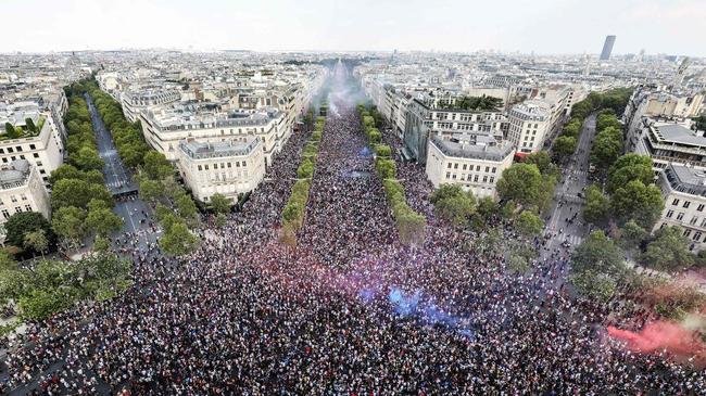 Torcedores franceses tomaram principais pontos tur�sticos e avenidas de Paris para celebrar o bi mundial