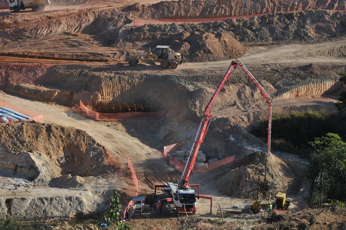 08/07/2020 - Novas fotos da obra de construo da Arena MRV, do Atltico, no bairro Califrnia, em Belo Horizonte. Tratores trabalham a todo vapor no local em etapa de terraplanagem. (Alexandre Guzanshe/EM/D. A Press)