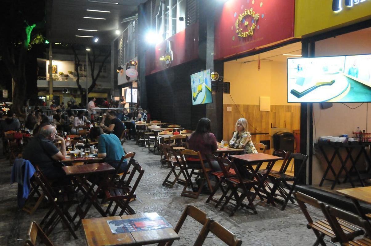 Torcedores do Cruzeiro acompanham jogo com o Confiana pela TV em bares de Belo Horizonte