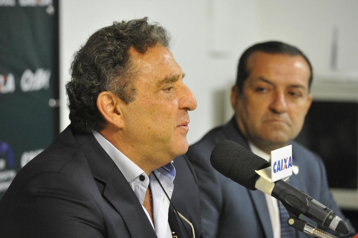 Depois de conversa com diretoria no campo, Adilson Batista foi apresentado como novo treinador do Amrica