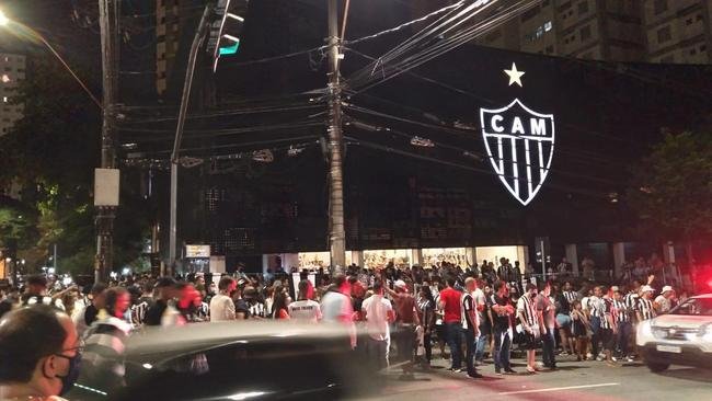 Torcedores do Atltico se concentraram em frente  sede do clube, no bairro de Lourdes, em BH, para festejar o ttulo da Supercopa do Brasil sobre o Flamengo. Galo derrotou rubro-negros nos pnaltis na Arena Pantanal, em Cuiab