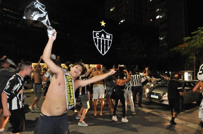 Fotos da festa e do buzinao da torcida do Atltico em frente  sede do clube, no bairro de Lourdes, em BH. Centenas de pessoas foram ao local para festejar, de forma antecipada, o ttulo brasileiro de 2021