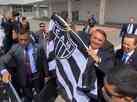 Presidente Jair Bolsonaro posa com bandeira do Atltico em BH; veja vdeo