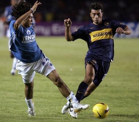 Dtolo (19/05/1984) - autor de um gol e duas assistncias nos confrontos com o Cruzeiro, o meia rodou pelo futebol europeu depois de destaque no Boca e retornou ao futebol sul-americano para atuar no Internacional, em 2012. Aps altos e baixos, o jogador se transferiu para o Atltico, em 2013, e conseguiu grande destaque: ganhou a Recopa Sul-Americana e a Copa do Brasil, ambas em 2014, e o Campeonato Mineiro, em 2015. Em 127 jogos, marcou 18 gols e deu 26 assistncias. O meio-campista acabou convivendo com vrias leses no perodo na Cidade do Galo. Em 2017, Dtolo jogou pouco pelo Vitria e, no mesmo ano, transferiu-se para o Banfield, da Argentina, onde atua at hoje.