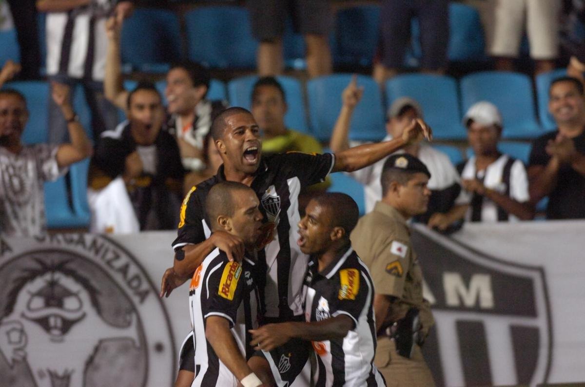Semifinal do Campeonato Mineiro de 2010: Atltico venceu o Democrata-GV no primeiro jogo, como mandante, por 2 a 1. No segundo jogo, como visitante, empate por 1 a 1.