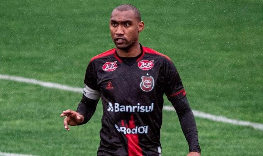 Após disputar a última edição da Série B pelo Brasil-RS, Arthur retornou à Toca II, mas não permanecerá no Cruzeiro. Seu estafe foi autorizado a buscar um novo clube para o jogador.