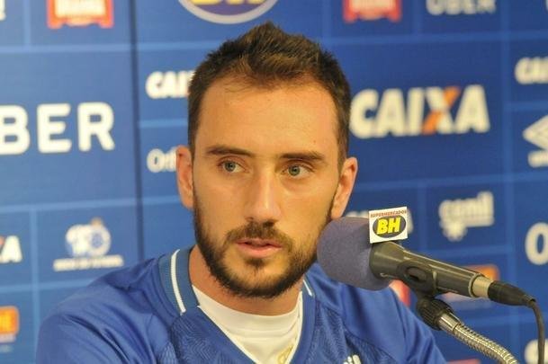 Meia argentino foi apresentado como novo reforo do Cruzeiro nesta quinta-feira (18 de janeiro)
