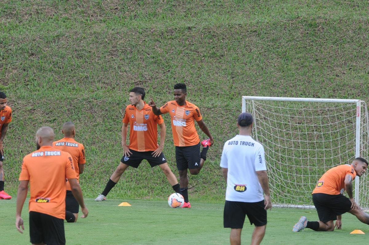 Treino do Atltico nesta segunda-feira, na Cidade do Galo, contou com a volta do meia  Juan Cazares. Direo no chegou a acordo para vend-lo a clube saudita. Tcnico Rafael Dudamel relacionou 23 jogadores para a viagem a Santa Fe, local da estreia na Sul-Americana, quinta-feira, contra o Unin-ARG. Jogador equatoriano ficou fora da lista.